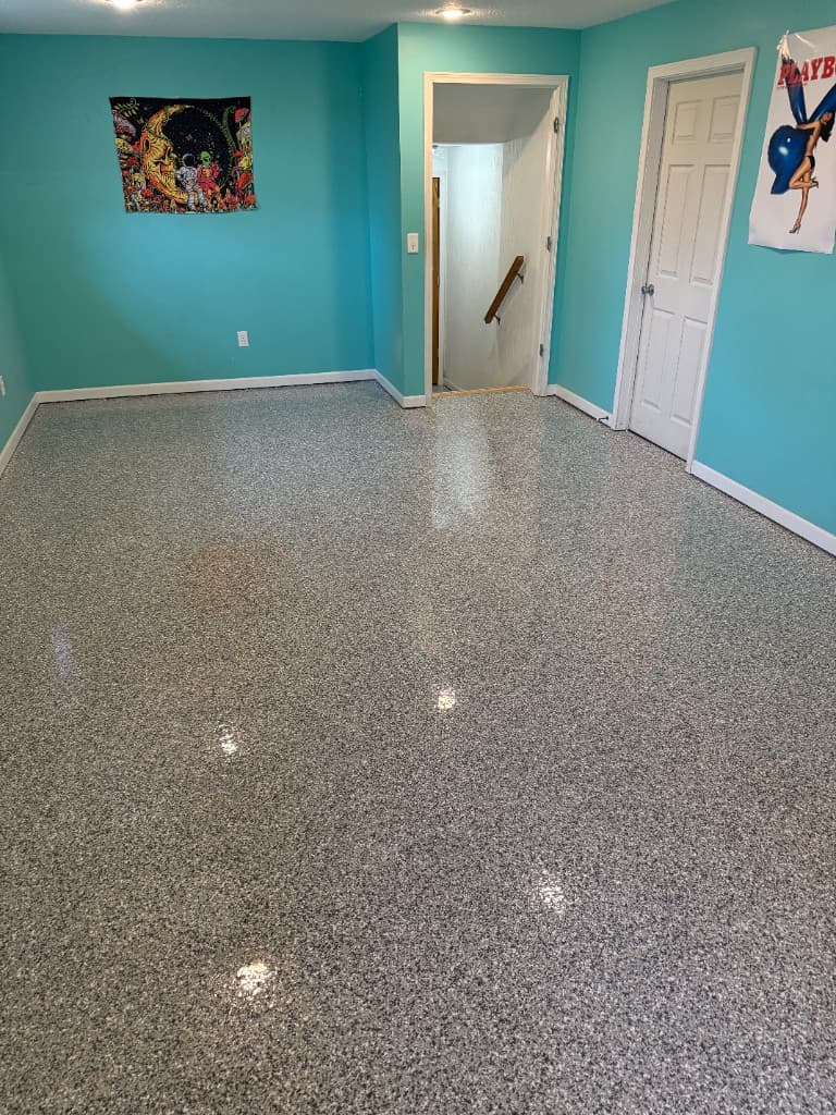 Finished room floor in Gravel flake coating with turquoise walls.